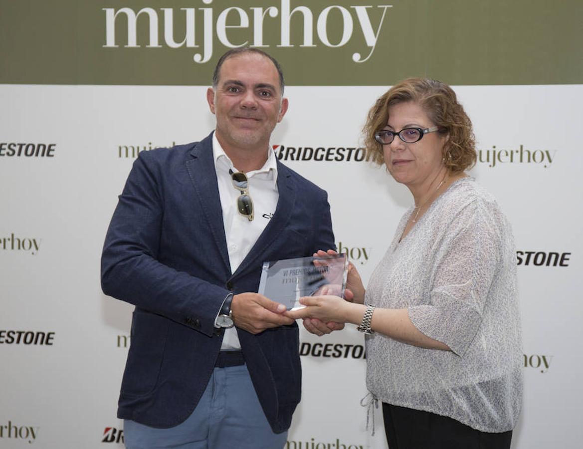Enrique Centeno, PR & Corporate Affairs GM de TOYOTA ESPAÑA, recoge el premio en la categoría de Innovadores para el Toyota C-HR, de manos de María José Barrero, subdirectora de Mujerhoy.