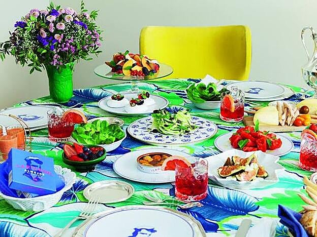 Mesa, vajilla y cubiertos.