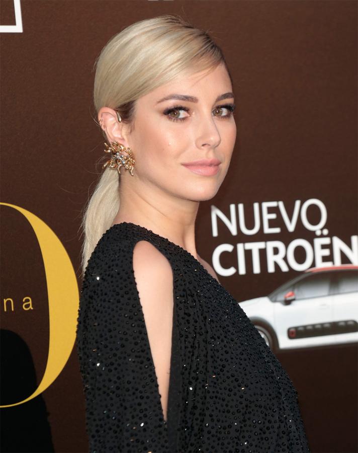 La coleta es uno de los peinados más sencillos que te ayudarán a disimular el pelo sucio. Puedes llevar alta, baja, trenzada, adornada con un lazo... La opción de Blanca Suárez es muy elegante, baja con flequillo lateral y acabado pulido.