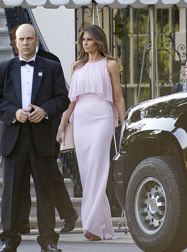 Melania Trump, con look de J.Mendel