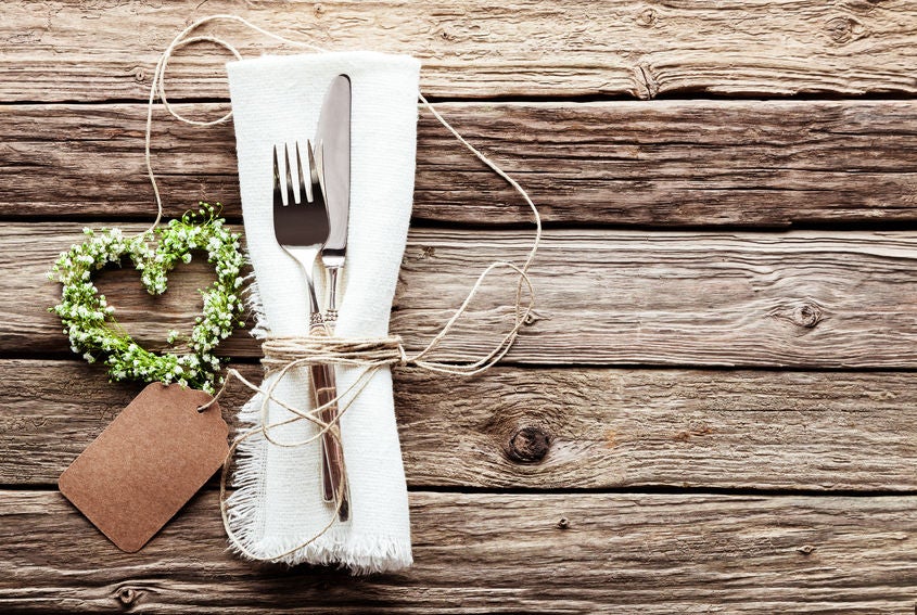 La madera se convierte en el material estrella de la decoración, así como los tejidos naturales para la mantelería, consiguiendo ambientes rústicos con mucho estilo y muy acogedores. Además, los detalles que sorprendan siempre son un acierto y por eso, como nos proponen desde vibbo en base a las búsquedas de los usuarios de su plataforma de venta de segunda mano, puedes apostar por sellos o tarjetas personalizadas para dejar un mensaje que emocione a tus invitados.