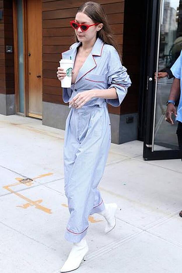Gigi Hadid con sus botas blancas de Stuart Weitzman