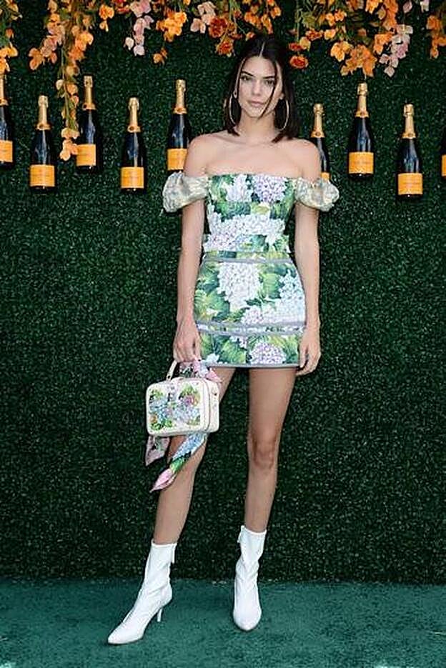 Incluso con vestidos lleva Kendall los botines