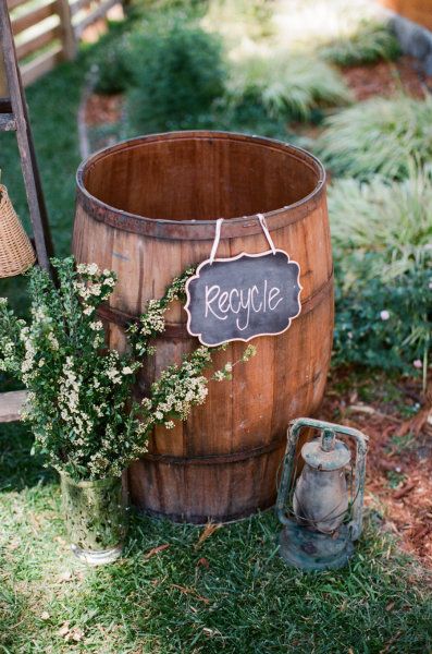 Ya que tú vas a reciclar y a apostar por dar una segunda vida a los elementos decorativos de tu boda, ¡propón también a tus invitados que lo hagan y se sumen al espíritu 'green' de tu boda!