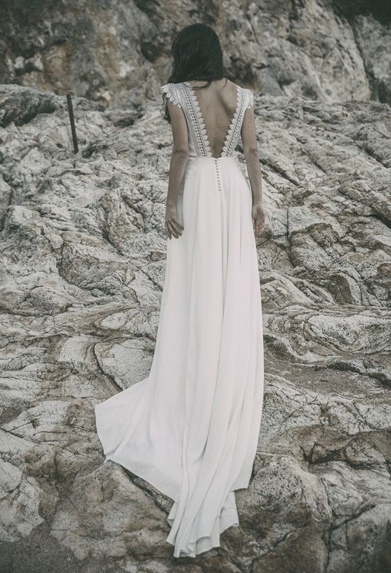 Puede que desde niña sepas cómo va a ser tu vestido de novia pero, sin embargo, es probable que también hayas pensado unas cuantas veces si merece la pena gastarte ese 'dineral' en un look que solo vas a llevar unas horas. Prueba de ello es que desde vibbo nos cuentan que en su plataforma "hay más de 2.000 vestidos de novia anunciados a día de hoy, con precios que oscilan y van desde los 20 euros para las novias más 'casual' que tan solo quieren un vestido de inspiración ibicenca, hasta los 1800 euros por vestidos de segunda mano de San Patrick, José María Peiró, Rosa Clará, Pronovias, Franc Sarabia o Yolan Cris". ¿Las marcas de moda nupcial que más interés despiertan? "Yolan Cris, Rosa Clará y Pronovias", aseguran.