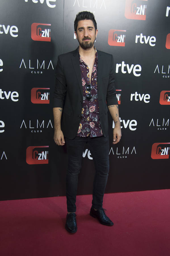 Con una camisa estampada, el cantautor se enfundó uno de los looks más atrevidos de la fiesta