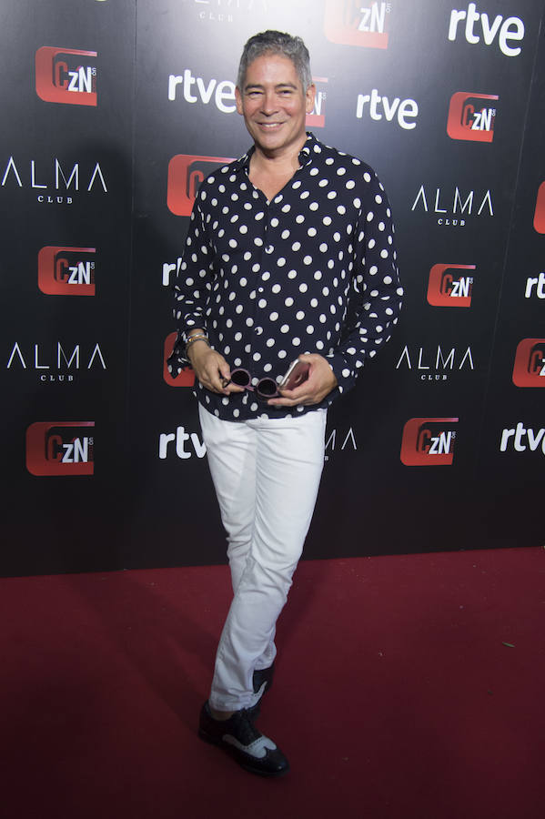 El escritor y presentador, con un look muy español. no faltó a su cita con el espacio de crónica social de La 1