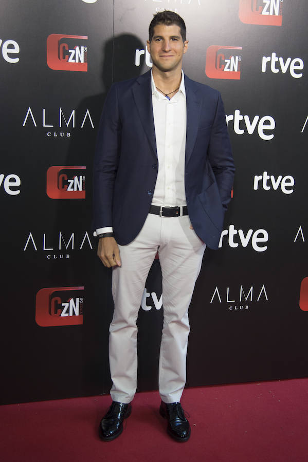 El empresario, muy elegante, no faltó a su cita con el espacio de crónica social de La 1