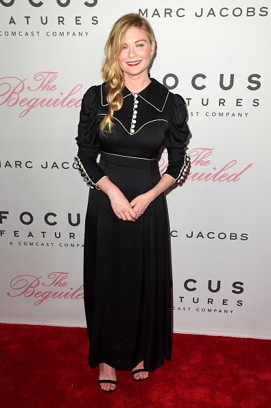Acudió a la premiere de ‘The Beguiled' con un vestido de estilo folk de Gucci que combinó con unas sandalias con tira en el mismo tono que el vestido
