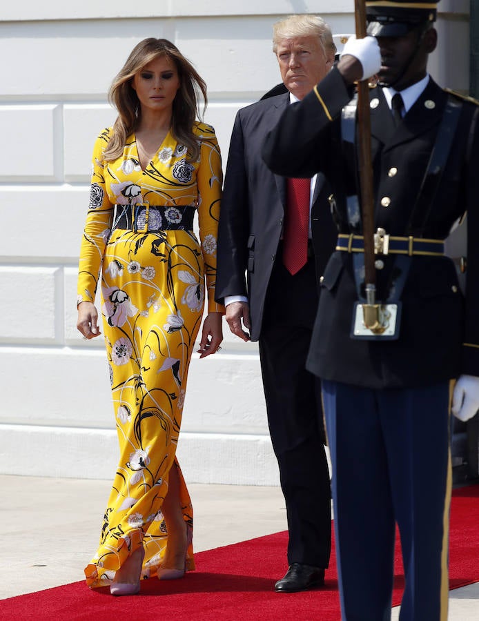 Emildio Pucci firma el vestido con fondo amarillo y estampado floral de la primera dama de Estados Unidos que realzó las curvas con un cinturón debajo del pecho.