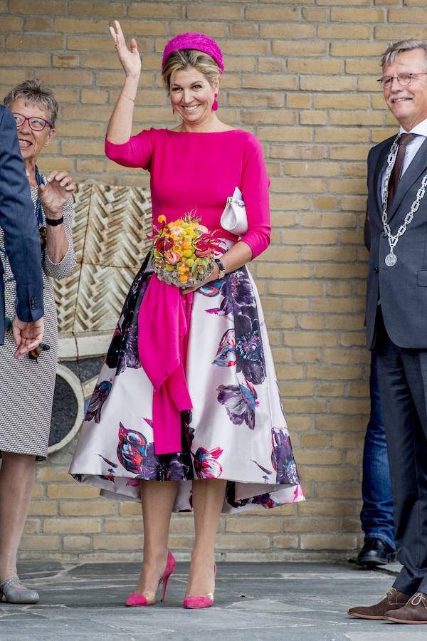 Su look no puede ser más alegre: falda estampada, top rosa y casquete, zapatos y pendientes a juego. A la reina de Holanda no le faltó detalle.