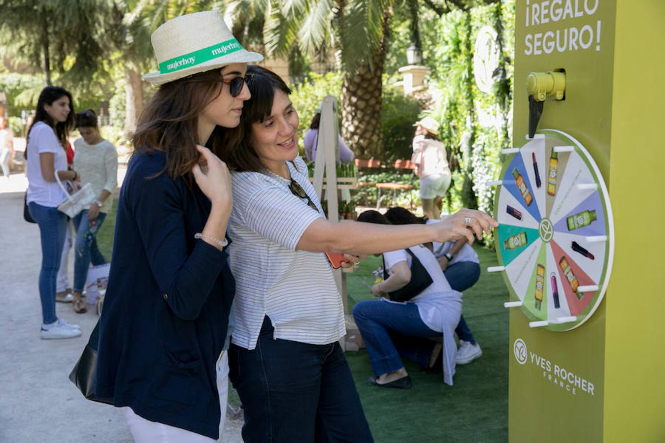 Dos lectoras juegan divertidas mientras esperan su turno para conocer las propuestas cosméticas y de tratamientos de la firma, pionera en cosmética natural