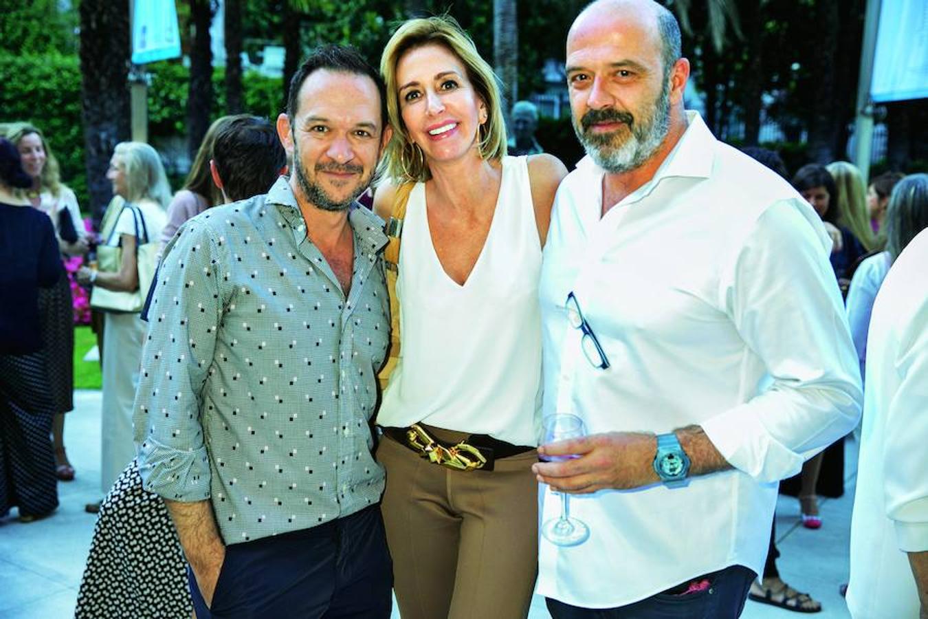 La galerista María Porto, entre el diseñador Ulisie Mérida y Juan Loste, de Siluro Concept