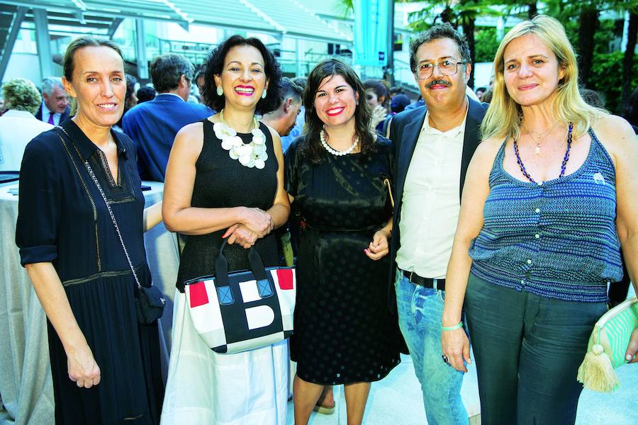 Ana Santos, colaboradora de Mujerhoy; Mariela Michelena, escritora; Isabel Navarro, redactora jefe de Mujerhoy; Guillermo Espinosa, comisario de Estampa y colaborador de Mujerhoy; y María Eugenia Mariam, directora de RR.PP de Taschen