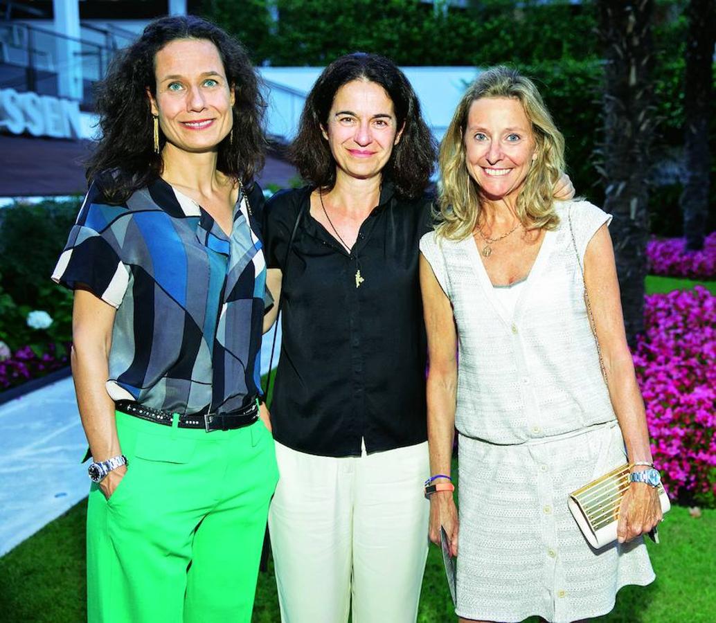 Paloma Primo de Rivera, experta en arte y autora del libro 'ARCO'82: Génesis de una feria'; la anticuaria Mercedes Urquijo, de la galería Mercedes Urquijo; y María Aguilar Azaola.