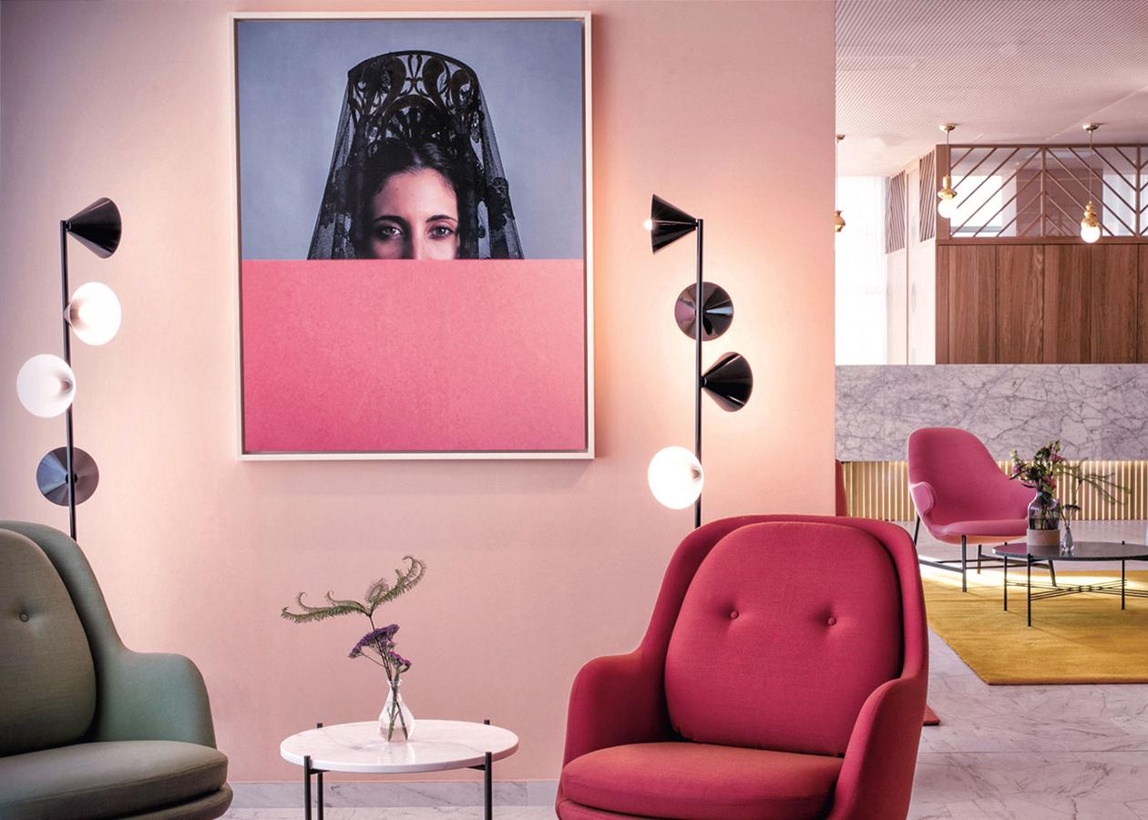 La paleta del valenciano Jaime Hayón es infinita, pero en el hotel Barceló Torre de Madrid ganaron salmones y rosas. barcelo.com.