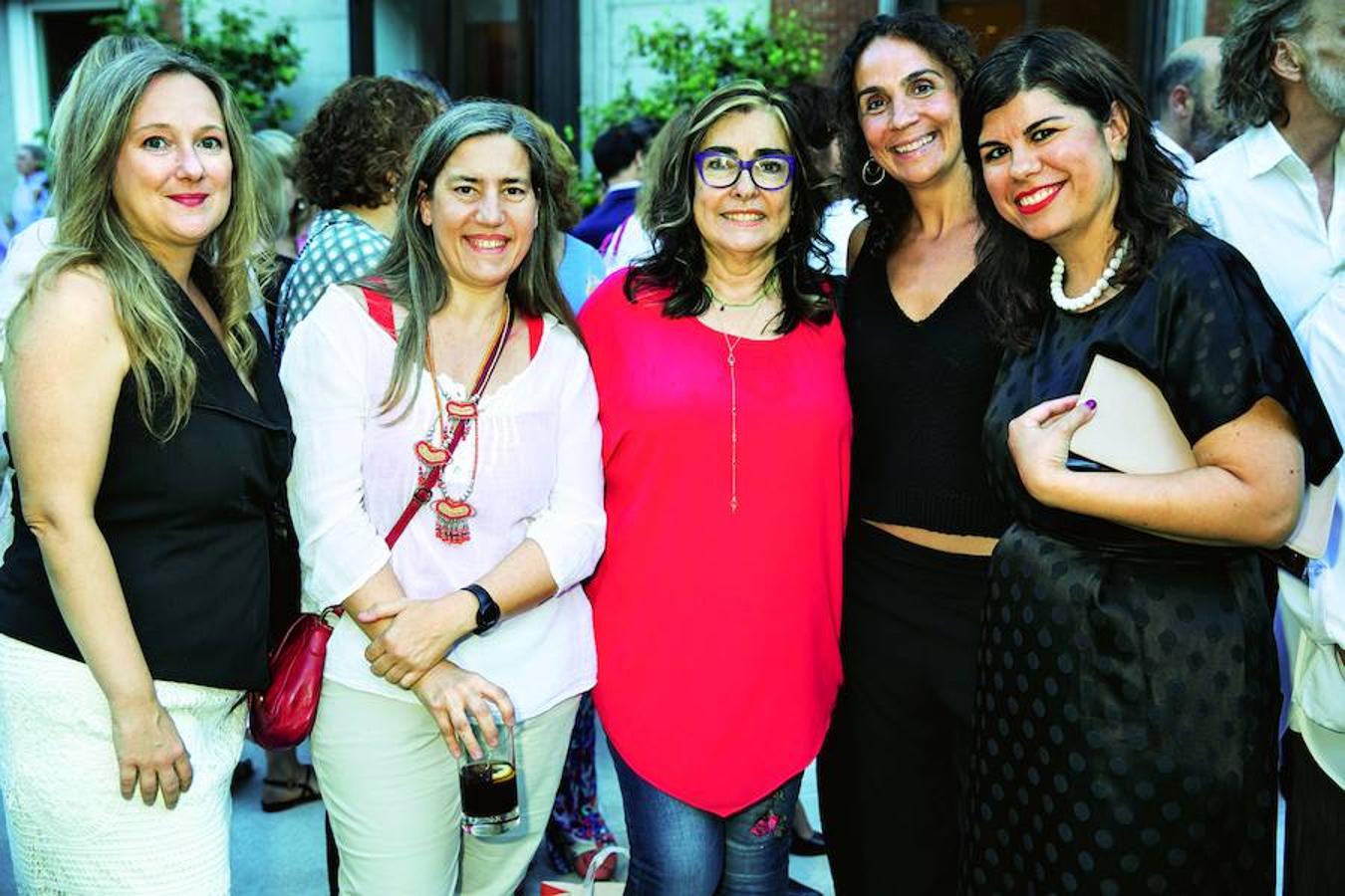 las escritoras Nere Besabe y Lea Vélez; la psicoanalista Isabel Menéndez; la periodista Beatriz González -todas ellas colaboradoras de Mujerhoy-, junto a Isabel Navarro, redactora jefe de la revista
