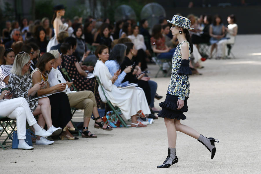 Coco Chanel sigue siendo la musa de la 'maison', y Karl Lagerfeld no duda en recurrir a los archivos de la firma para crear looks de inspiración retro como este.