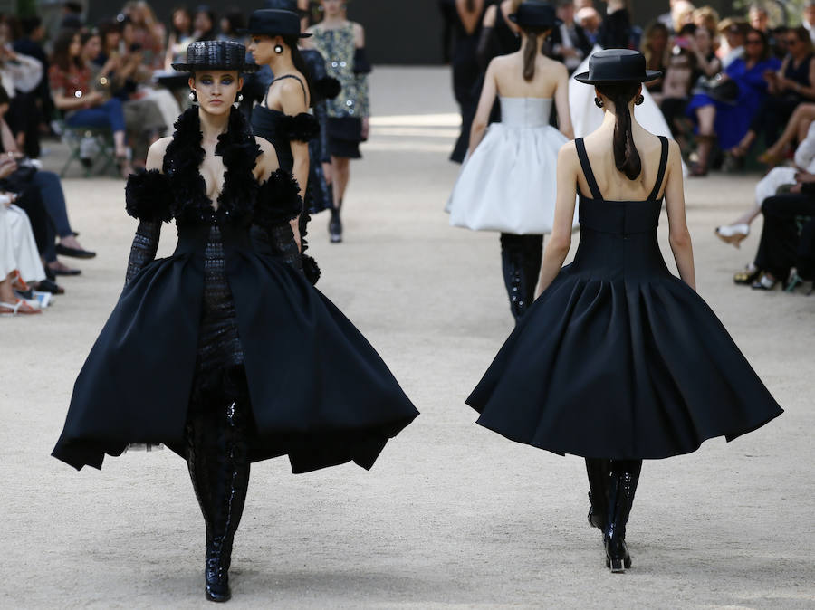 La elegancia del 'total black' ha vuelto a ser protagonista entre las propuestas Alta Costura de Chanel.