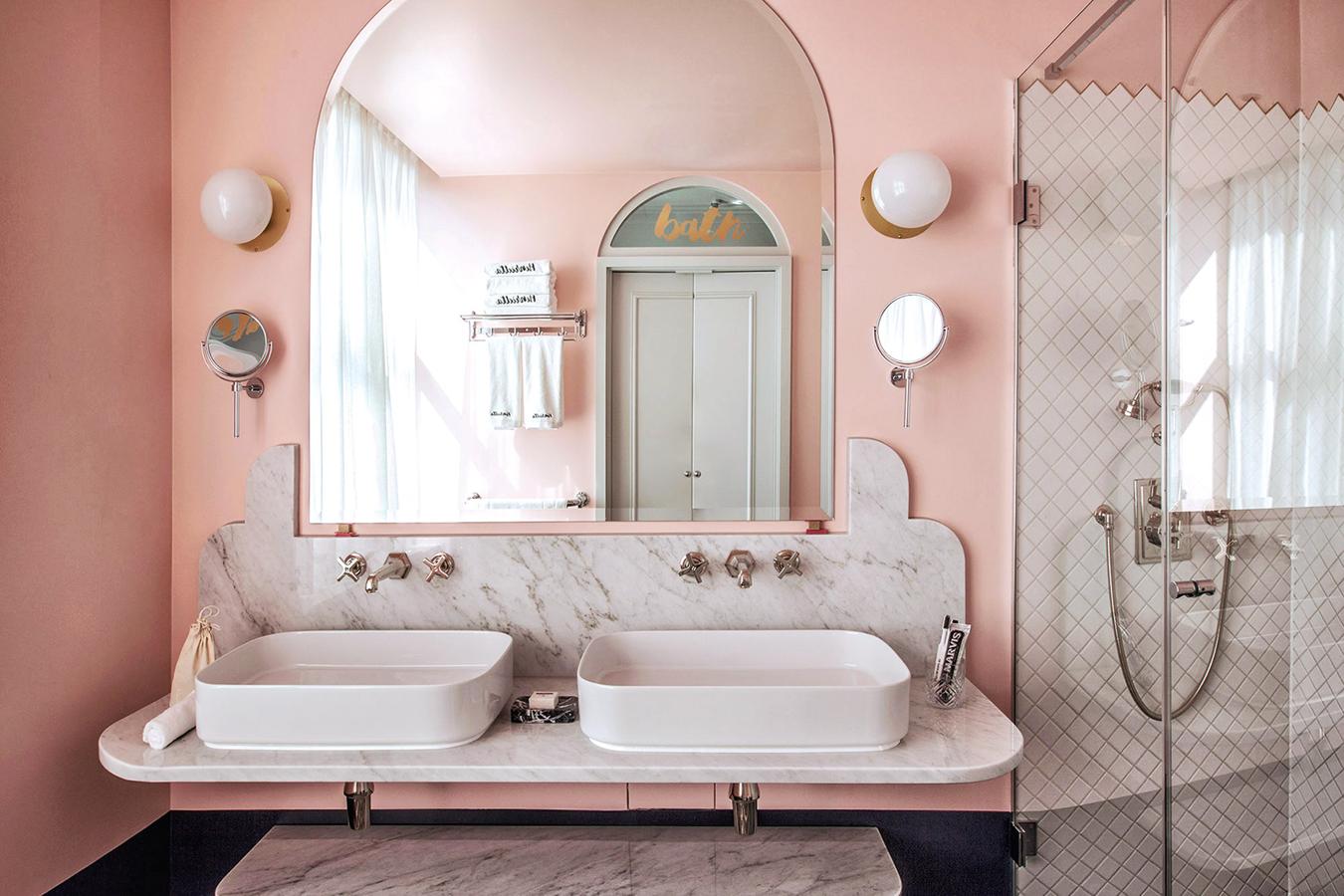 Londres. En Covent Garden, un pequeño hotel de 18 habitaciones guarda un secreto: unos delicados baños en el tono de moda y mármol de Carrara. henriettahotel.com.