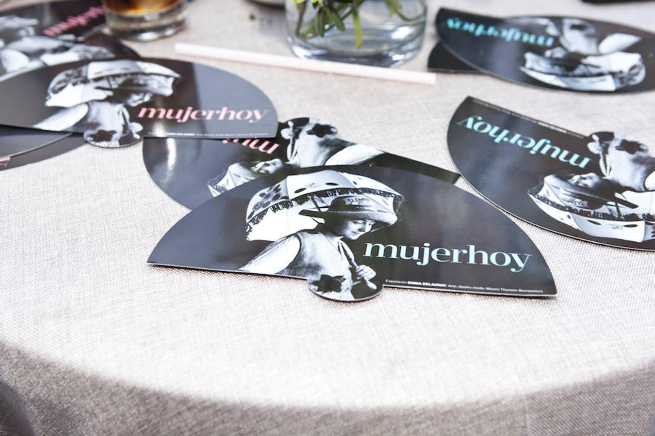 Con este abanico, diseñado especialmente para la ocasión, Mujerhoy quiso agasajar a los invitados, y homenajear a la artista; un guiño al paso por España de Sonia Delaunay