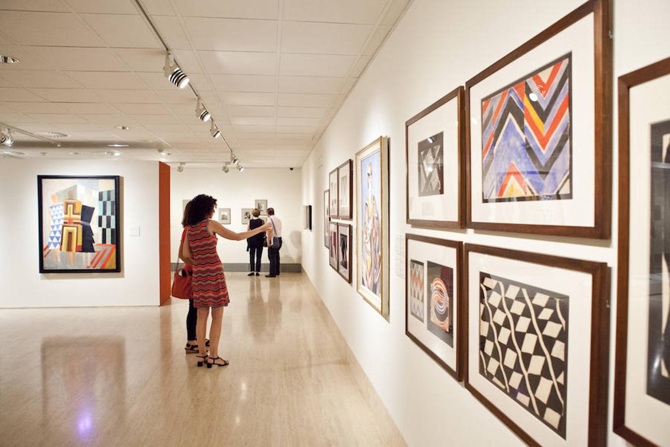Varias lectoras observan parte de la obra expuesta en el Museo Thyssen de Madrid de una de las mejores representantes del arte y las Vanguardias del siglo XX