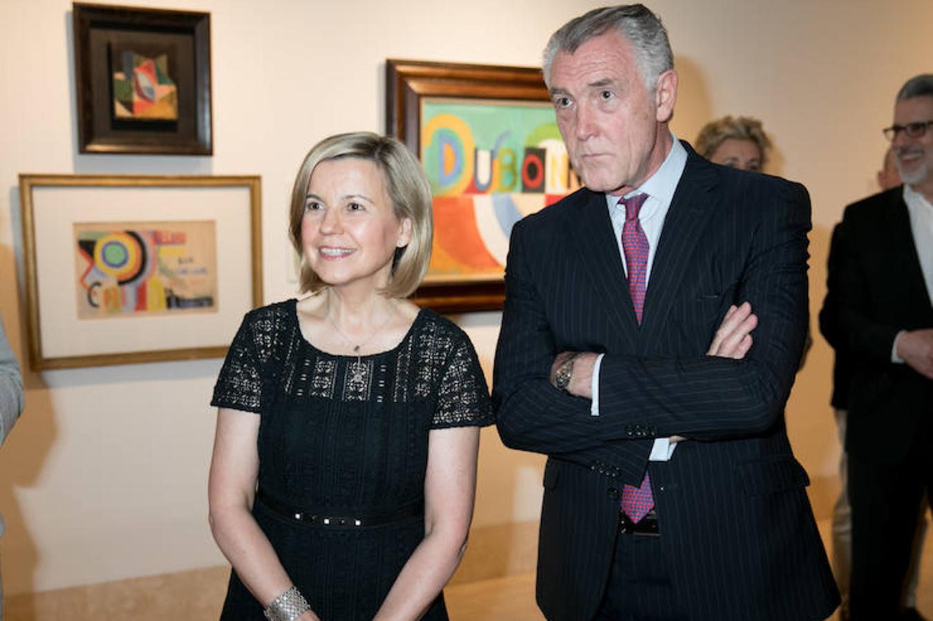 Charo Carrera, directora de Mujerhoy, cabecera patrocinadora de la presentación de la exposición; y Evelio Acevedo, director general del Museo Thyssen, atentos a las explicaciones sobre una de las piezas de la exposición