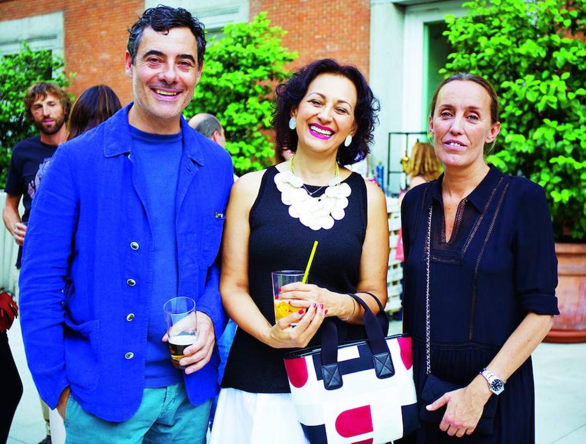 El fotógrafo Antón Goiri; la escritora y psicoanalista, Mariela Michelena; y Ana Santos, colaboradora de Mujerhoy