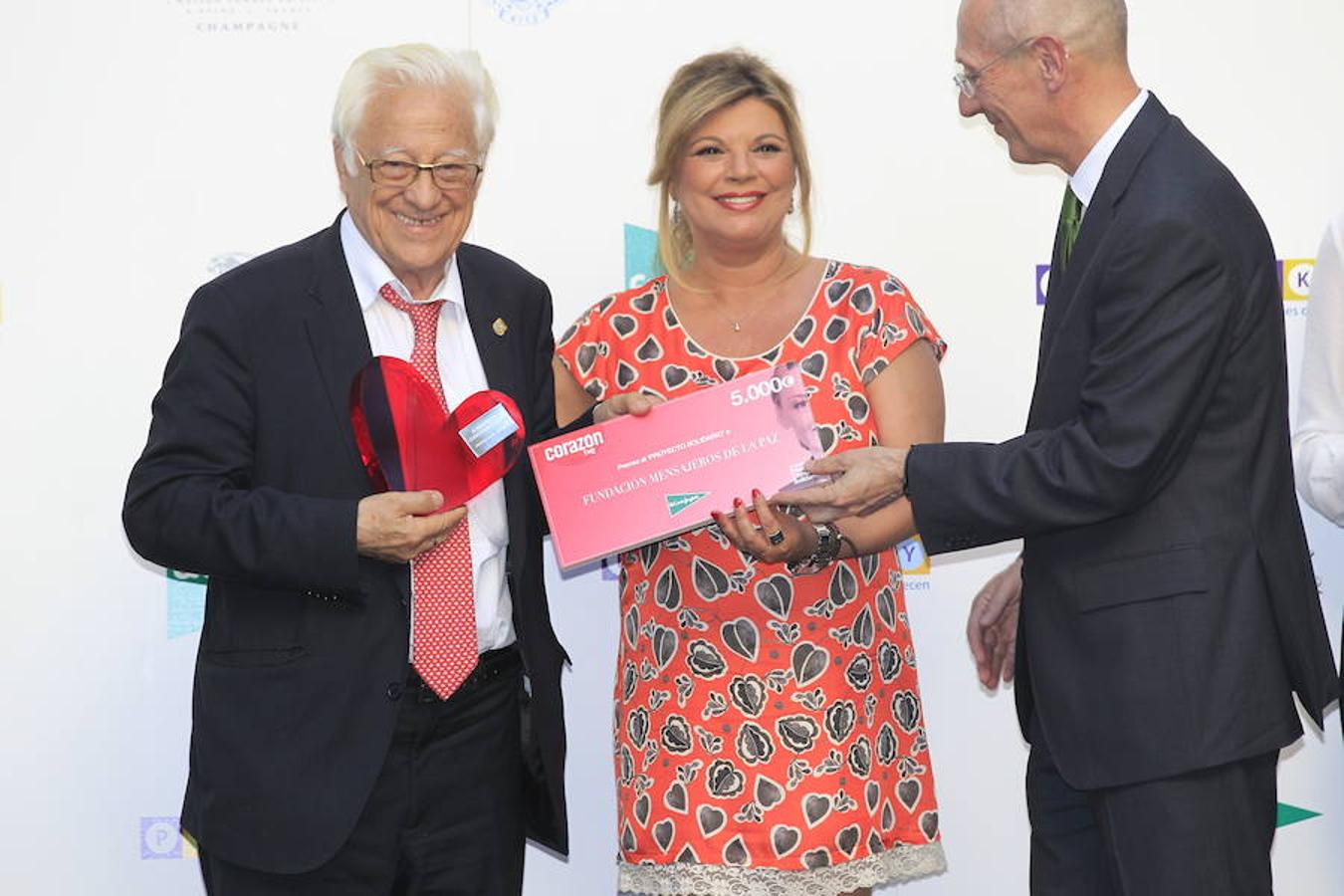 El premio El Corte Inglés al proyecto solidario del año recayó en Mensajeros de la Paz y su fundador el Padre Ángel. Entregó el galardón, Terelu Campos.
