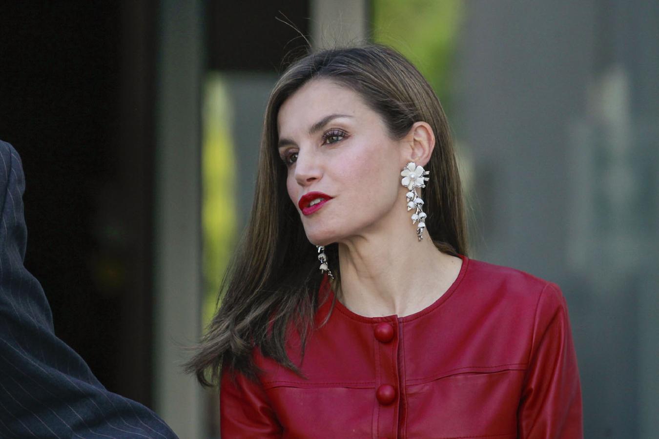 Nuestra Reina también nos soprende de vez en cuando con los labios rojos, un color que le sienta de maravilla, tanto cuando lo usa en la ropa, como cuando decide utilizarlo en el maquillaje.