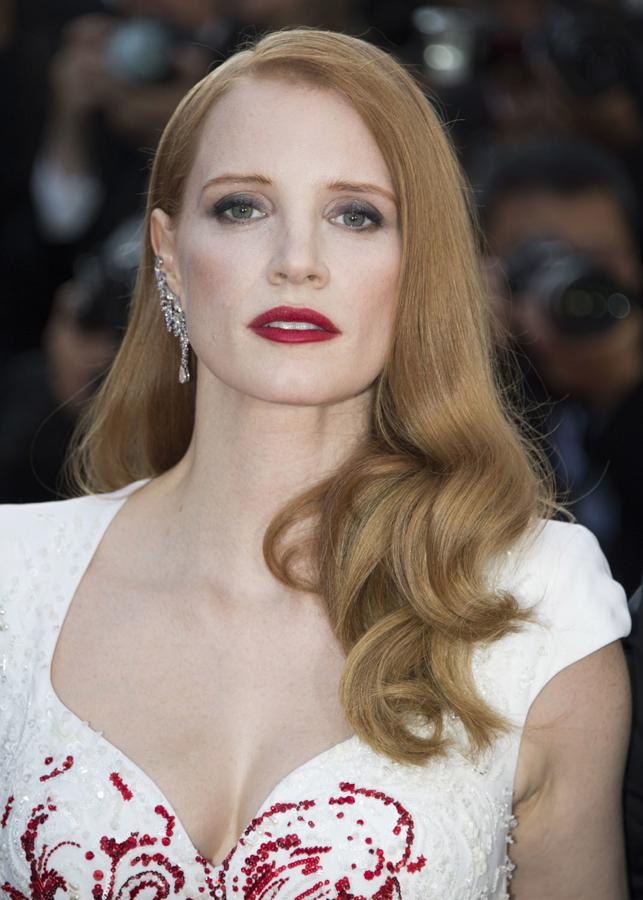 Jessica Chastain también es fan de los labios rojos, demostrando que a las pelirrojas les sientan de maravilla. La actriz combina sus labios rojos con una piel de porcelona y sombras grises en los ojos.