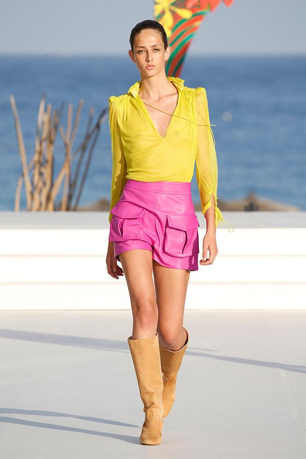 Colección ambientada en los años 60 con piezas sencillas y botas.