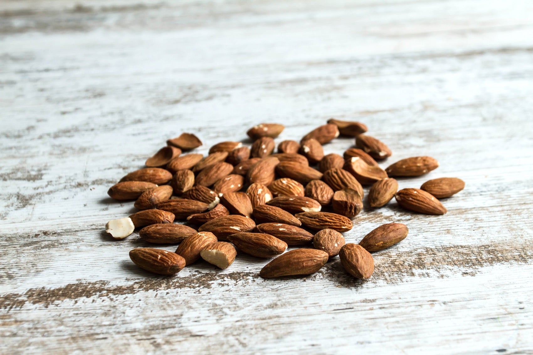 Los frutos secos como snack ayudan a saciarte y a bajar la grasa abdominal.