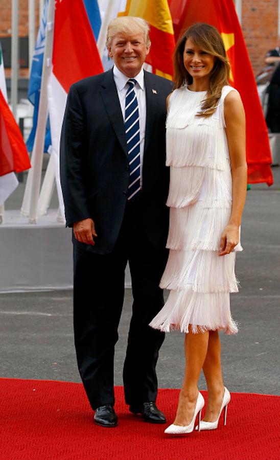 Derrochó sofisticación durante un concierto en la sala Elbphilharmonie durante la Cumbre del G20 en Hamburgo. Escogió un diseño de Michael Kors de flecos que combinó con unos salones blancos de Louboutin.
