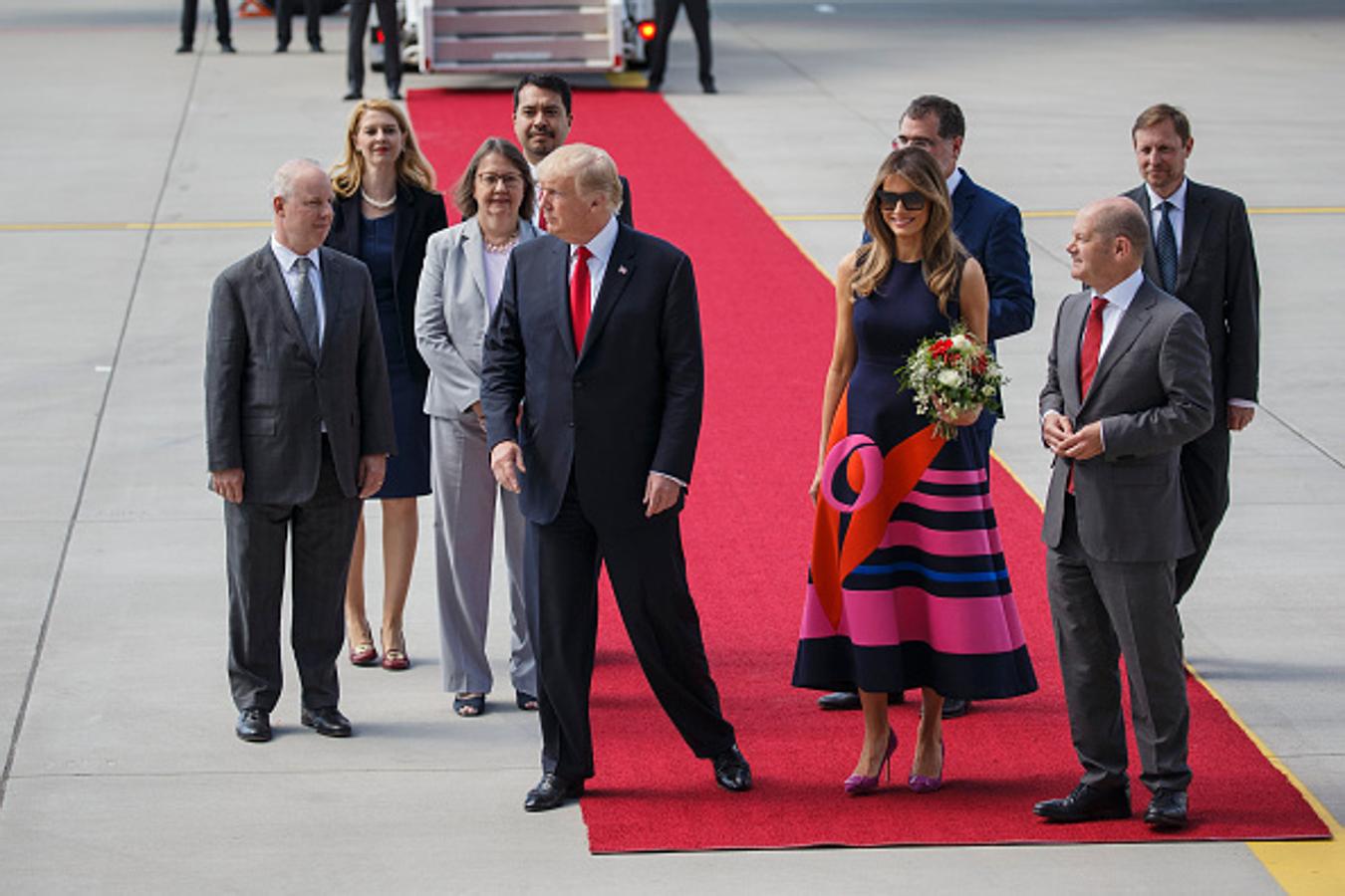 La primera dama de Estados Unidos combinó el vestido de la firma española con unos salones rosas con hebilla de Manolo Blahnik. Un outfit 100% español.