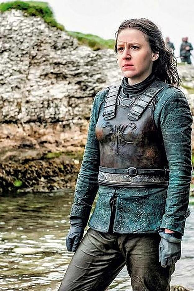 Yara Greyjoy. Tuvo sueños de reina (del hierro) y acabó huyendo para salvar su vida. Ahora, la resolutiva guerrera ha tomado partido por Daenerys.. y también por Ellaria Arena, a juzgar por el beso que comparten en el tráiler de la nueva temporada.