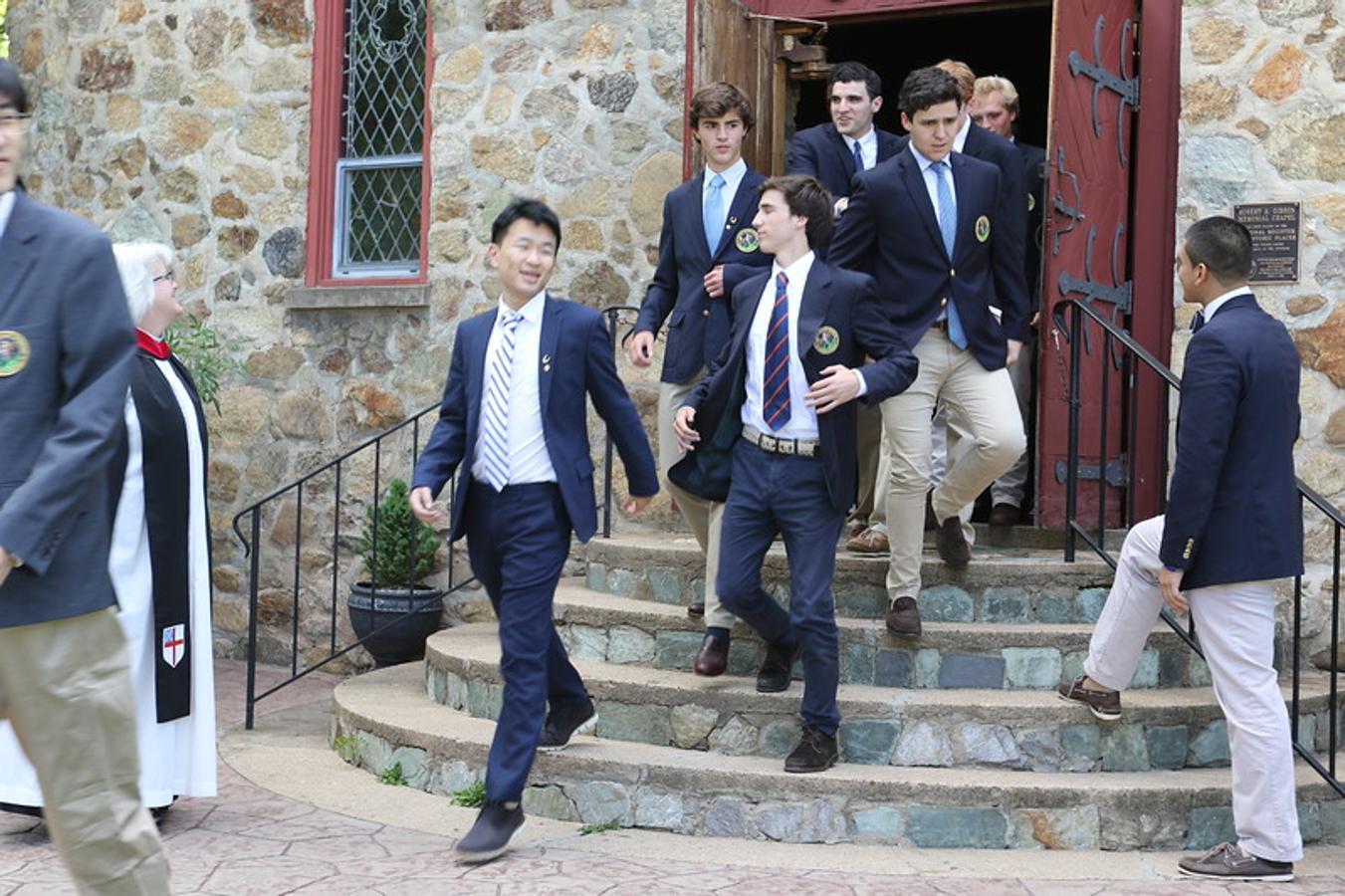 El primogénito de la infanta Elena sale de la ceremonia con sus compañeros del colegio St. George de Virginia.