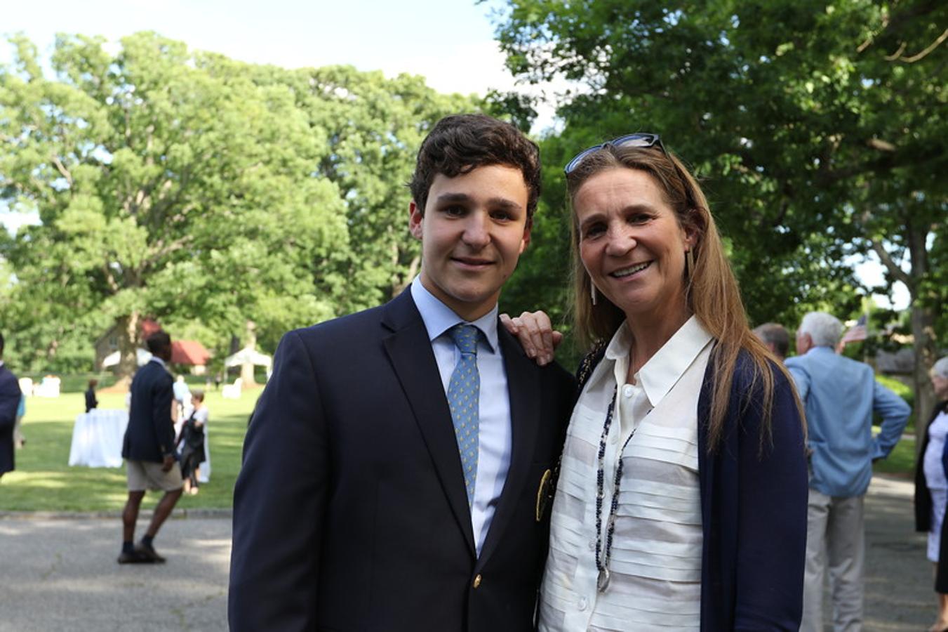 La infanta Elena no quiso perderse la graduación de su hijo.