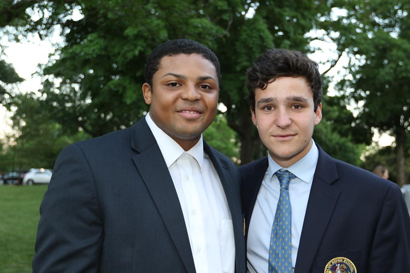 Felipe Juan Froilán posa con uno de sus compañeros de promoción.