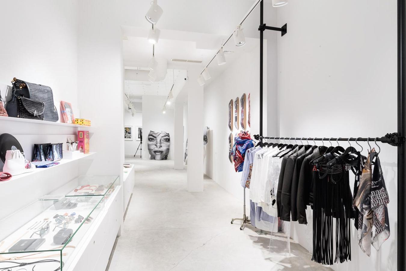 Es el nuevo espacio en Barcelona que no debes perderte. Se llama HG Gallery y es una combinación entre galería de arte y tienda de moda en la que encontrarás ropa, complementos, perfumes, libros y objetos de regalo. La concept store, dirigida por los fotógrafos Hunter y Gatti, acaba de abrir sus puertas en la céntrica Roselló, 285