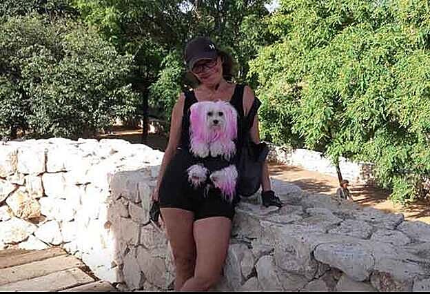 Maria Edite con su perro.