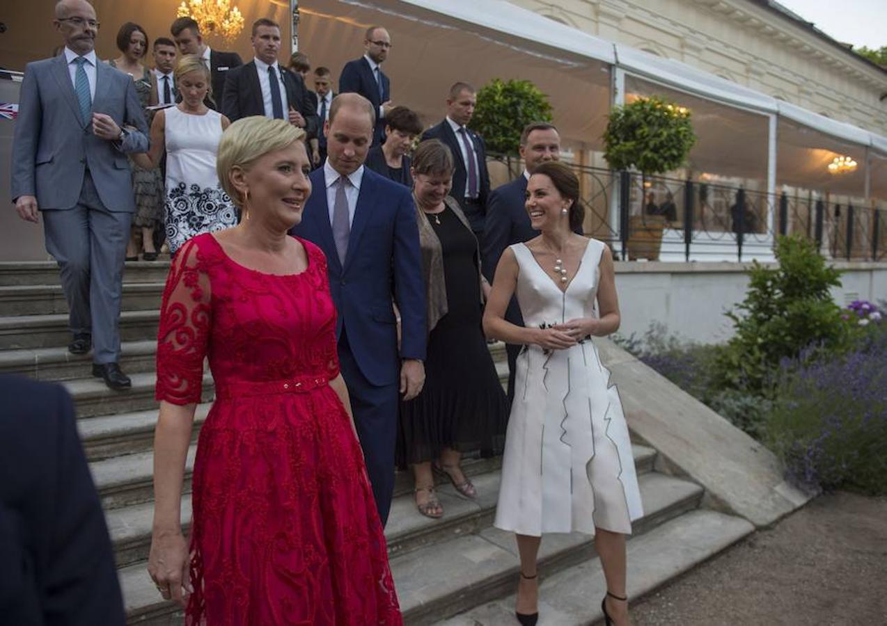 Completó el look con unos zapatos de pulsera negros de Gianvito Rossi