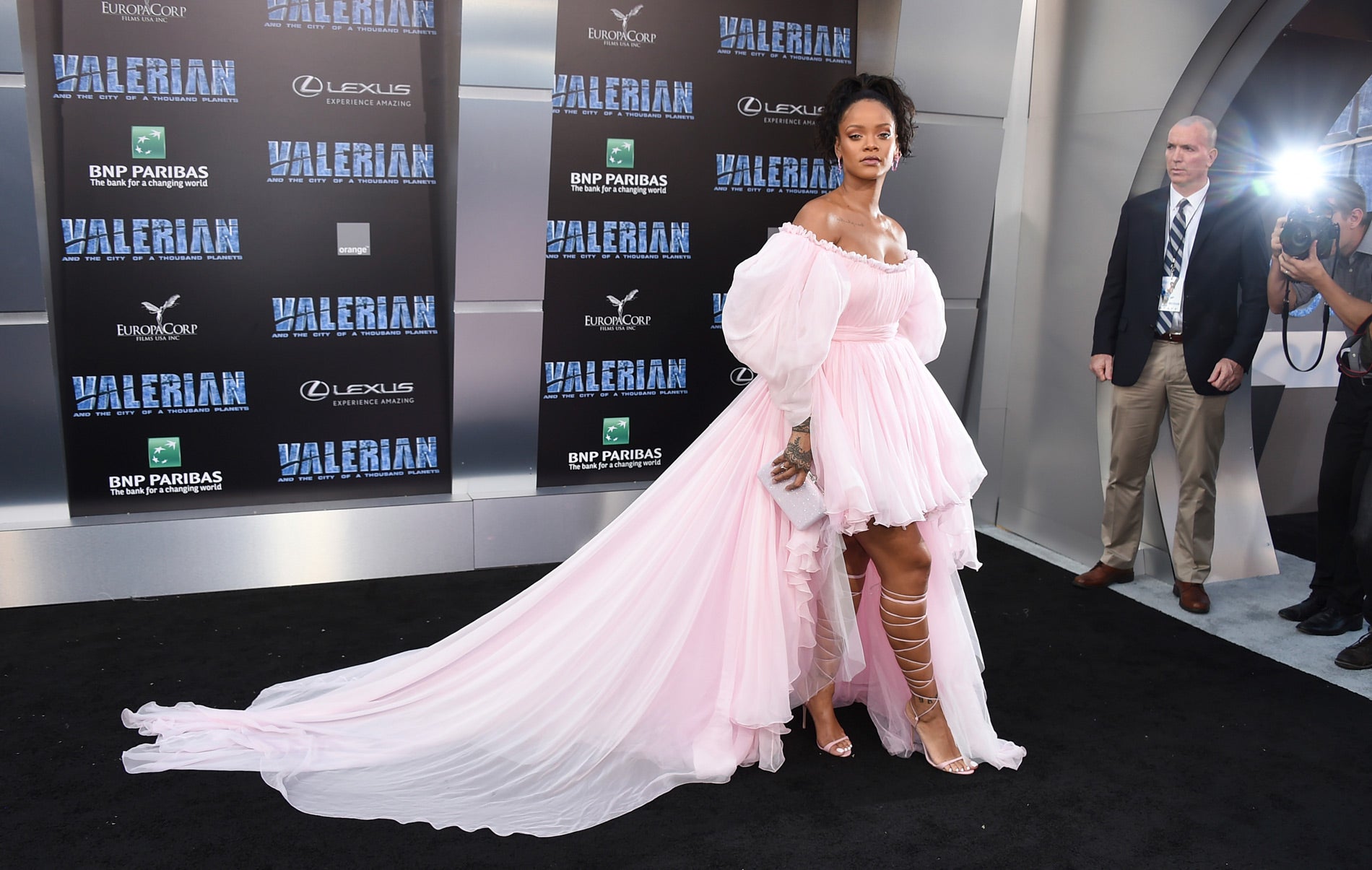 Rihanna se presentó con este vestido corto de cola larga en rosa pastel.