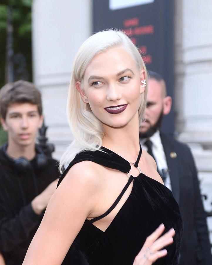 La modelo Karlie Kloss se ha sumado este verano a la tendencia del rubio platino casi blanco, un color que cada vez tiene más seguidoras. Sin embargo es un tono no apto para todas las mujeres y que requiere cuidados muy exhaustivos porque el pelo sufre muchísimo, al tratarse de una decoloración.