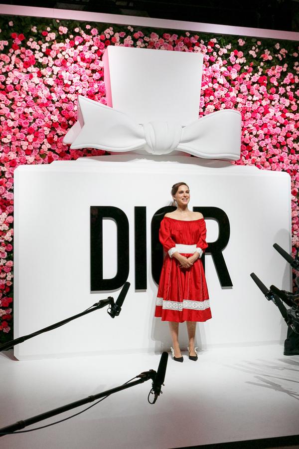 Miss Dior cumple 70 años y lo celebra con una nueva edición que estará disponible a partir de septiembre. Mientras Natalie Portman, embajadora de la firma, presenta la nueva fragancia en Tokio.