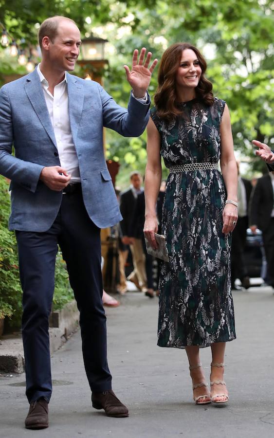 La duquesa repitió las sandalias de Prada beige de la noche anterior y apostó por un vestido estampado de Markus Lupfer de la colección pre-fall 2017 que está agotado