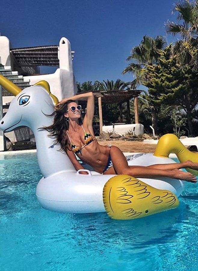 Si hay un peinado veraniego es, sin duda, la melena suelta con ondas surferas. Si tienes el pelo ondulado o rizado, solo tienes que aplicar un spray de sal sobre tu melena húmeda. Si tu pelo es muy liso, hazte unas trenzas con el pelo mojado y cuando las quites, tendrás tus ondas surferas.