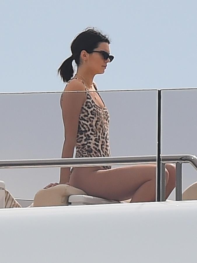 Uno de los peinados más sencillos, pero que te permitirá estar fresca, cómoda y perfecta en la playa o en la piscina. La coleta alta, baja, con una cinta, trenzada... Existen mil versiones para un peinado 10.