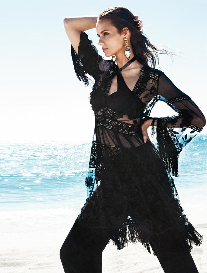 Camisa de encaje y pantalón de Alberta Ferreti, bikini de tiras cruzadas de Calzedonia y pendientes SafSafu.