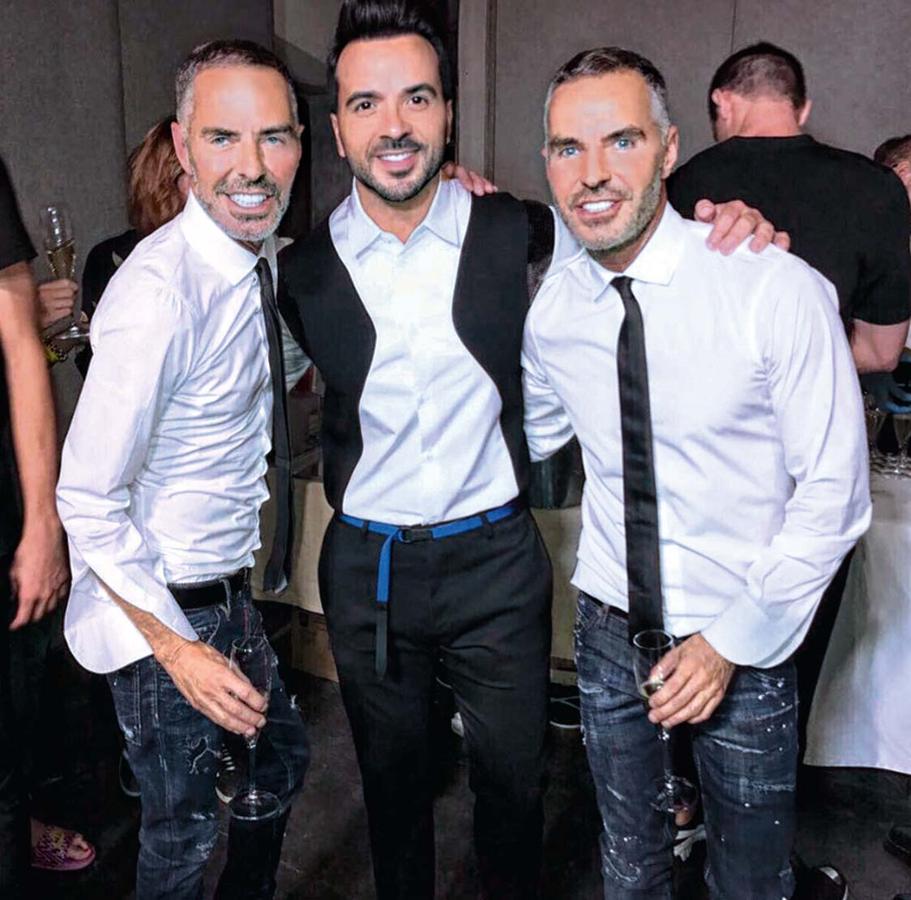 El cantante luis fonsi ha elegido al dúo Dsquared2 para que se encargue del vestuario de su gira internacional, Love + Dance World Tour, que ha empezado este mes de julio. Los outfits mezclan piezas clásicas de la firma con novedades de pasarela.